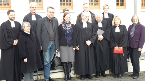 Der Kreissynodalvorstand vor der Tersteegenkirche nach der Ordination seiner neuen Mitglieder